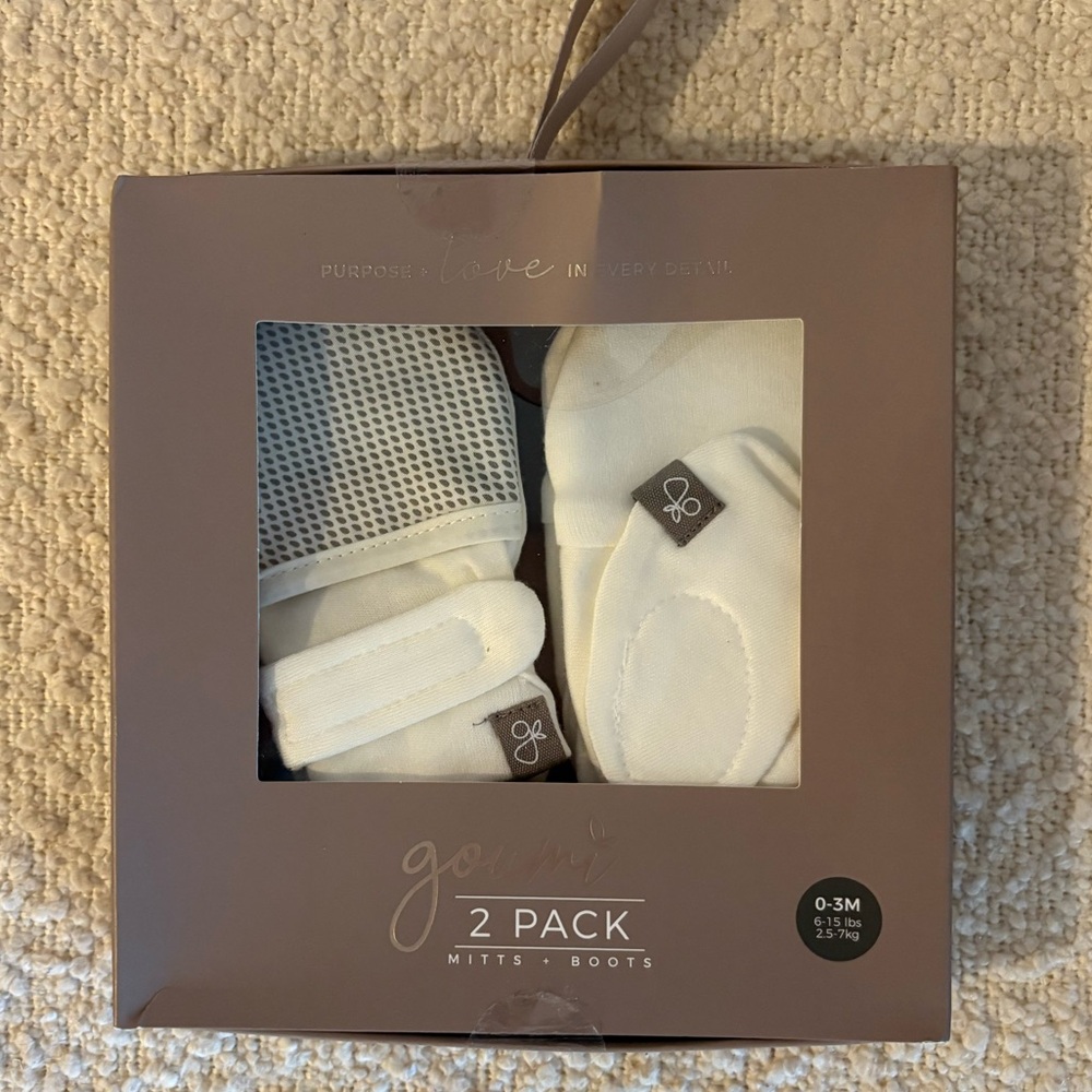 Goumi Stay On Mitts and Boots Set